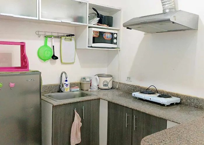 Birchtower With Balcony & Pool - Carosa Staycation Апартаменты Манила