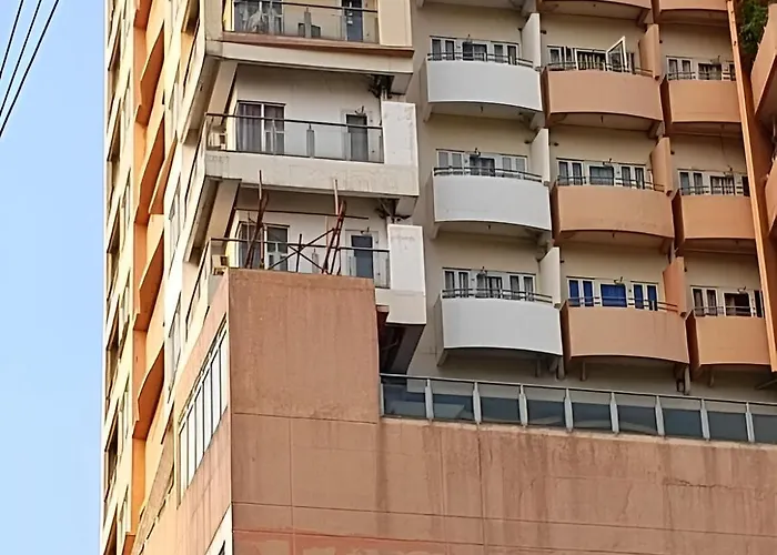 Birchtower With Balcony & Pool - Carosa Staycation Апартаменты Манила