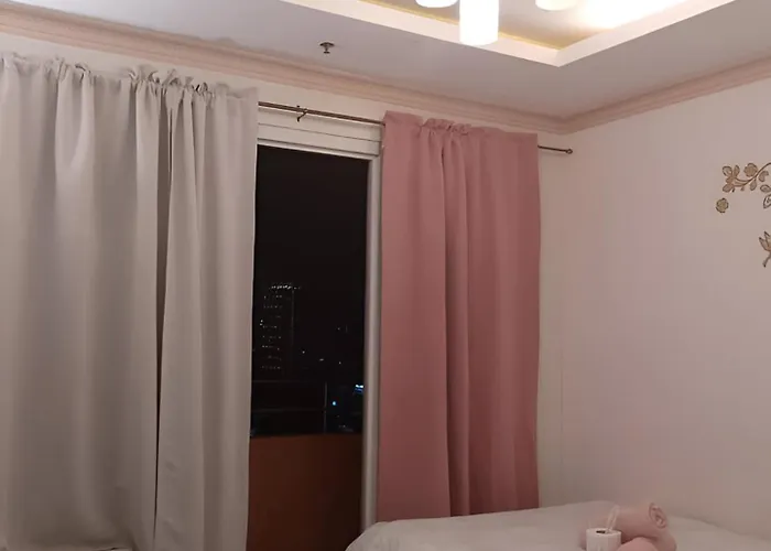 Апартаменты Birchtower With Balcony & Pool - Carosa Staycation Манила