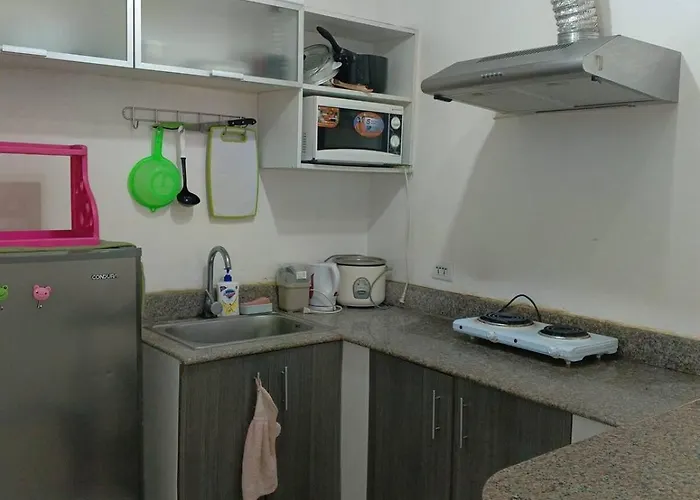 Birchtower With Balcony & Pool - Carosa Staycation Апартаменты Манила