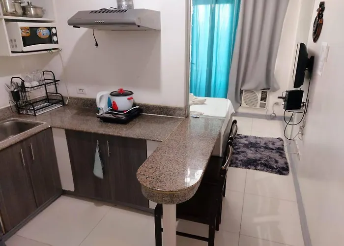 Апартаменты Birchtower With Balcony & Pool - Carosa Staycation Манила