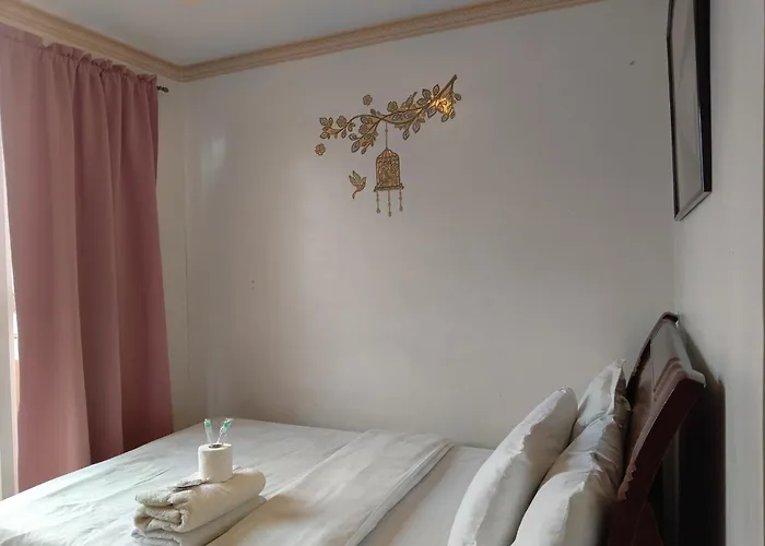 Birchtower With Balcony & Pool - Carosa Staycation Апартаменты *